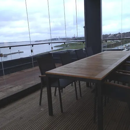 Luxury Penthouse, With Jacuzzi And Lake View!
